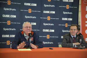 John Wildhack (pictured in 2018) alongside Jim Boeheim in a 2018 press conference. 